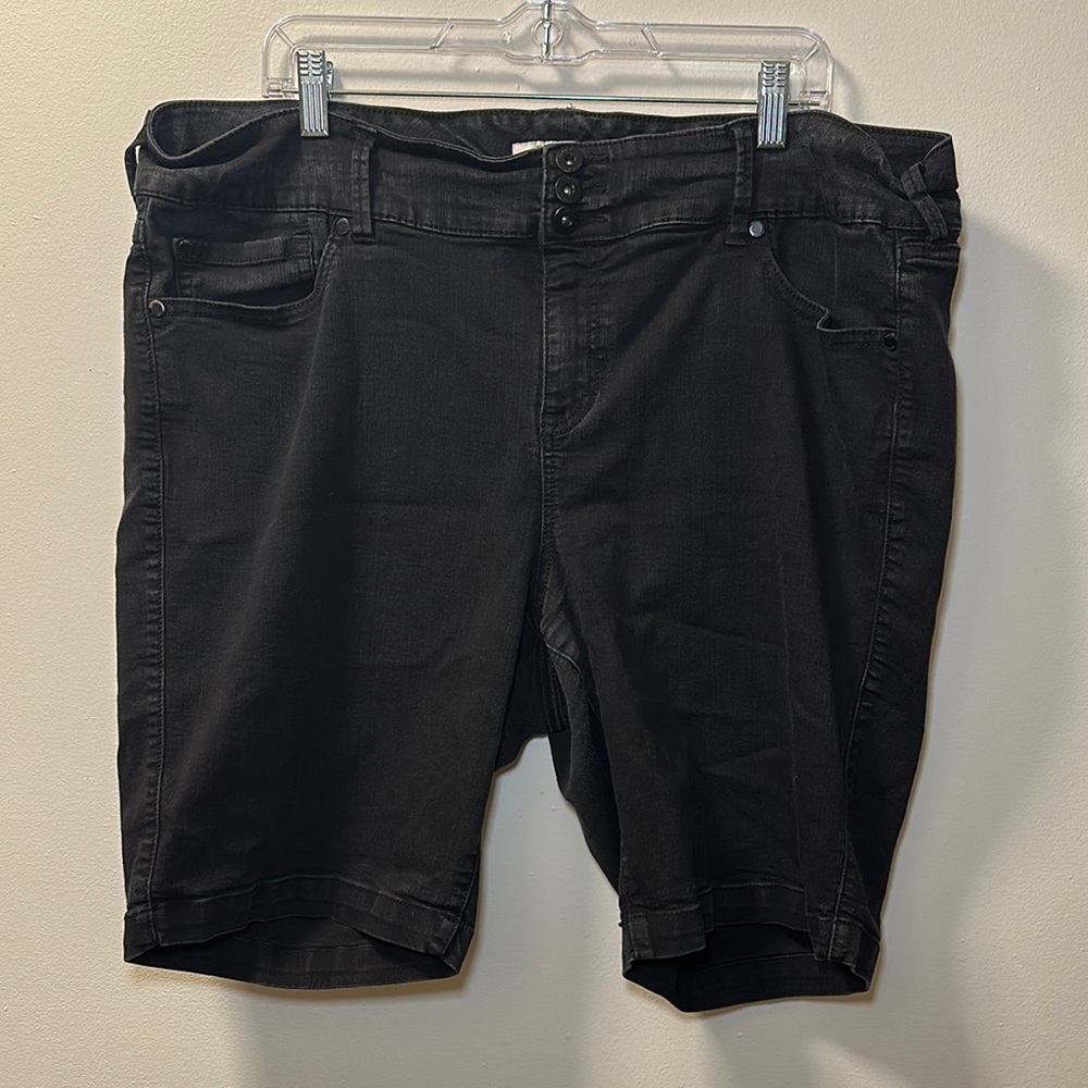 💛Torrid Women’s Black Bermuda Jegging Super Stretch High Rise Short Sz 24